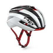 MET Trenta 3K Carbon MIPS racefietshoofdbescherming met verstelbare riem en ventilatiegaten, ontworpen voor wielrenners.