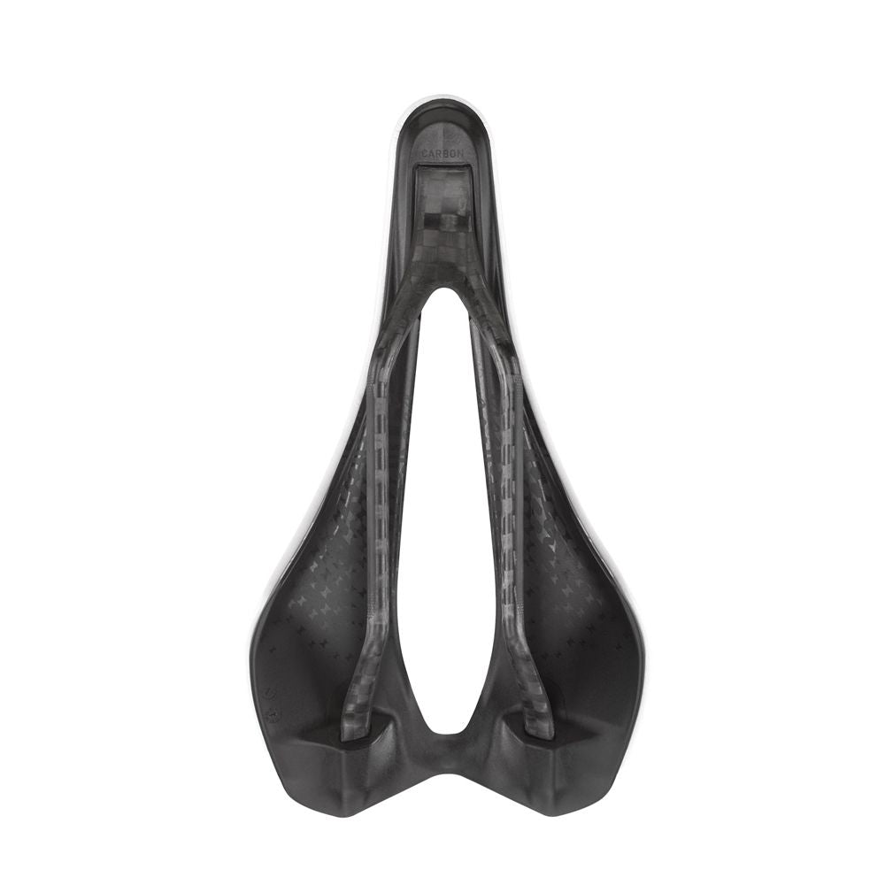 Selle Italia racefiets en MTB zadel met zwart en rood design, comfortabele zitpositie voor wielrenners en mountainbikers.