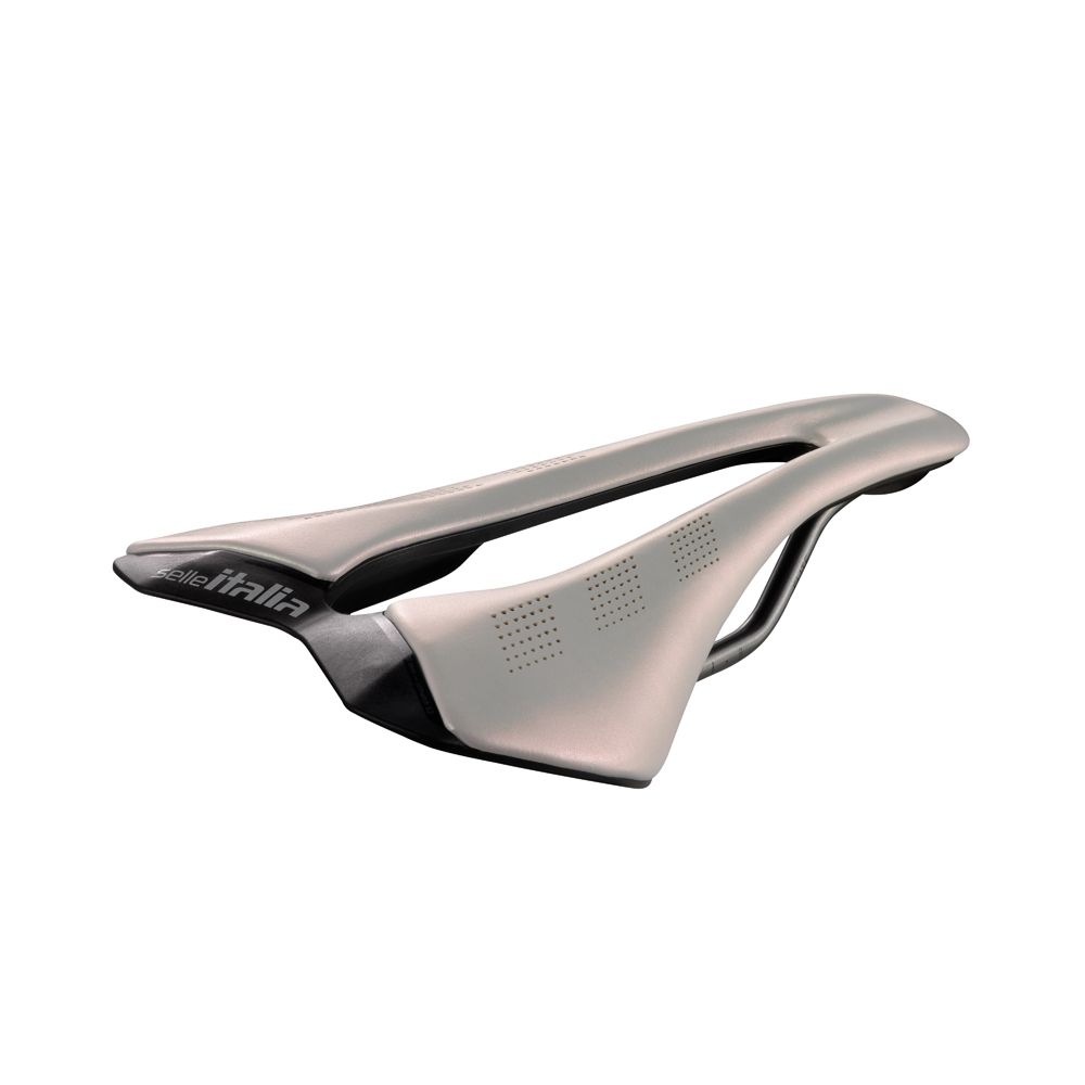 Zadel van Selle Italia voor racefiets en MTB, zwart met comfortabele zitvorm, zichtbaar op de afbeelding.