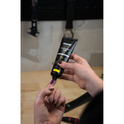 Dynamic Assembly Pro montagepasta Carbon-Safe in een open verpakking, geschikt voor veilige en efficiënte assemblages.