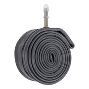 Schwalbe binnenband 26 inch Air Plus AV13AP, 26x150-250 AV, met 40mm ventiel in close-up op de fietswiel.