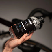Dynamic Perfect Prep Beschermer 500 ml in een spuitfles, beschermt en verzorgt haar met een lichte, hydraterende formule.
