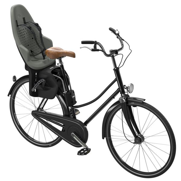 Thule Yepp 2 Maxi achterfietszitje voor kinderen, bevestigd op frame met dualbeam-ophangsysteem, zichtbaar op de fiets.