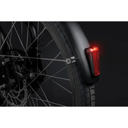 Zwart Axa Nyx E-bike achterlicht met remlicht en spatbordbevestiging, geschikt voor 6-12 V elektrische fietsen.