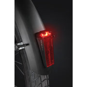 Axa Nyx e-bike achterlicht met remlicht en spatbordbevestiging, zwart, voor elektrische fietsen, zichtbaar op de fiets gemonteerd.
