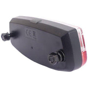 Edge Safe dragerachterlicht met 80 mm LED, inclusief batterijen, duidelijk zichtbaar op het achterlicht.