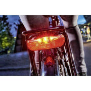 Trelock achterlicht Dragerachterlicht LS613 Duo Flat, 80 mm montagesysteem, zichtbaar met licht en bevestigingsbeugel.