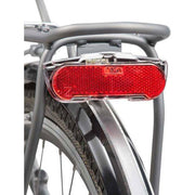 Axa Slim Steady achterlicht met standlicht, slank ontwerp, gemonteerd op fiets, zichtbaar met helder licht en bevestigingsbeugel.