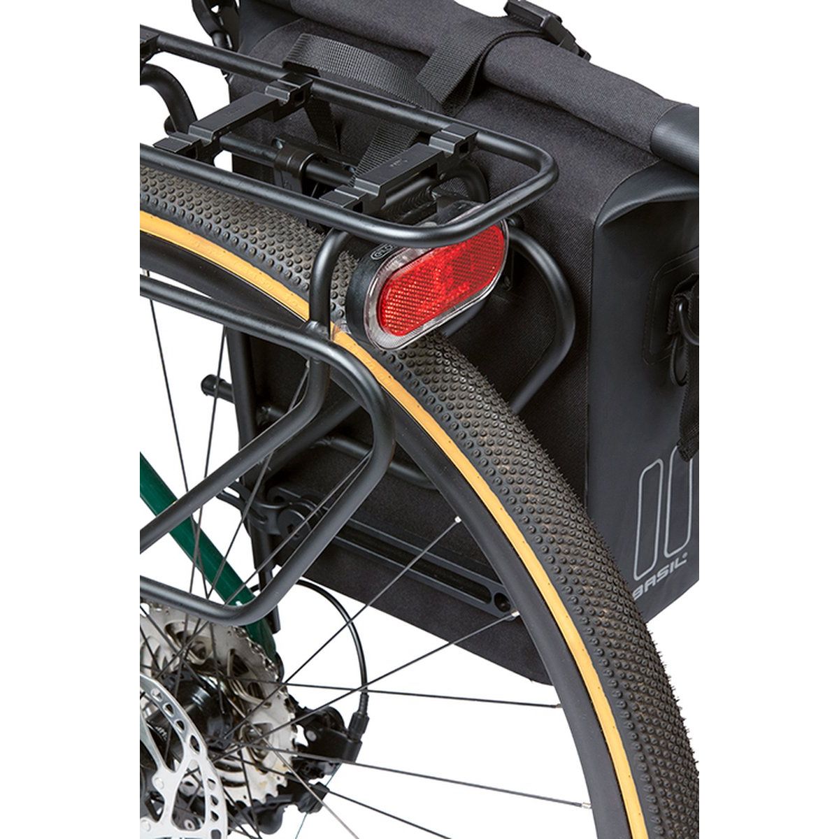 Zwarte Basil Navigator waterdichte enkele fietstas voor 12-15 liter, bevestigd aan fiets, geschikt voor dagelijks gebruik.