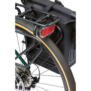 Zwarte Basil Navigator waterdichte enkele fietstas voor 12-15 liter, bevestigd aan fiets, geschikt voor dagelijks gebruik.