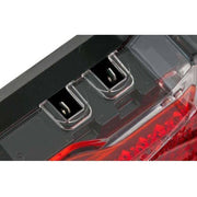 Axa NYX achterlicht met batterij en spatbord voor auto, zwart, zichtbaar op de afbeelding.