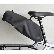 Zwarte Selle Royal Xlarge 7 liter waterdichte zadeltas voor bikepacking, zichtbaar met stevige constructie en bevestigingsriemen.