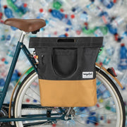 Urban Proof 20 liter recyclebare fietstas voor fietsers, eenvoudig design, gemaakt van gerecycled PET, geschikt voor dagelijks gebruik.