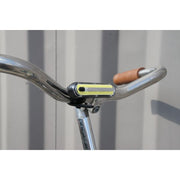 Urban Proof Ultra Bright USB oplaadbare koplamp met 200 lumen, lichtgewicht en ideaal voor fietsen en outdoor activiteiten.
