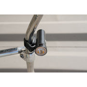 Urban Proof USB oplaadbare LED koplamp met 320 lumen, hoge helderheid en verstelbare band voor veilig fietsen in het donker.
