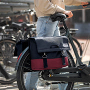 Urban Proof dubbele fietstas van gerecycled RPET met waterafstotende afwerking, geschikt voor 40 liter fiets- en boodschappengebruik