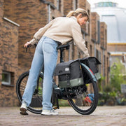 Dubbele fietstas van Urban Proof, 40 liter waterafstotend gerecycled RPET materiaal, geschikt voor fietsen.