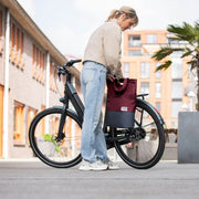 Urban Proof 20 liter gerecyclede PET fietstas voor enkel, zwart, met verstelbare riem en ruim hoofdvak voor boodschappen en dagelijks gebruik.