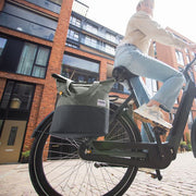 Urban Proof 20 liter gerecyclede PET fietstas, eenvoudige enkelmodel met stevige handgreep en waterbestendige afwerking.