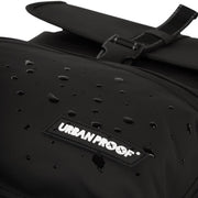 Urban Proof cargo rugtas voor fiets, 20 liter, gemaakt van gerecycled materiaal, met stevige schouderband en ruime opbergvakken.