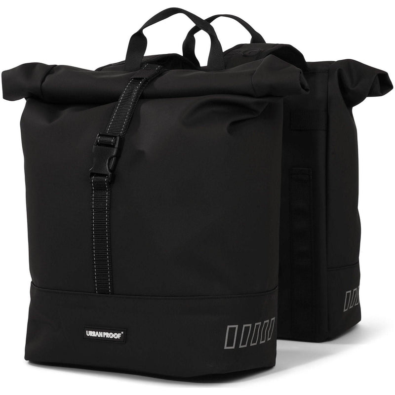 Urban Proof dubbele fietstas van gerecycled materiaal met rolltop sluiting en 38 liter inhoud, geschikt voor dagelijks gebruik.
