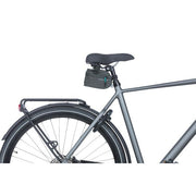 Basil Discovery 365D zadeltas waterafstotend voor fiets, zwarte waterdichte zadeltas met reflecterende details