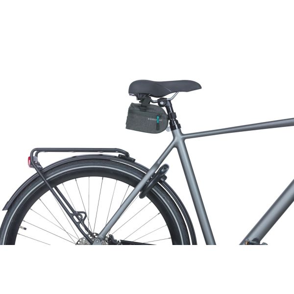 Basil Discovery 365D zadeltas waterdicht, zwarte fietstas met reflectie voor extra zichtbaarheid en opslagruimte