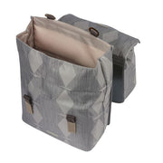 Basil Elegance dubbele fietstas in groen, geschikt voor 40-49 liter, bevestigd aan fiets achterdrager.