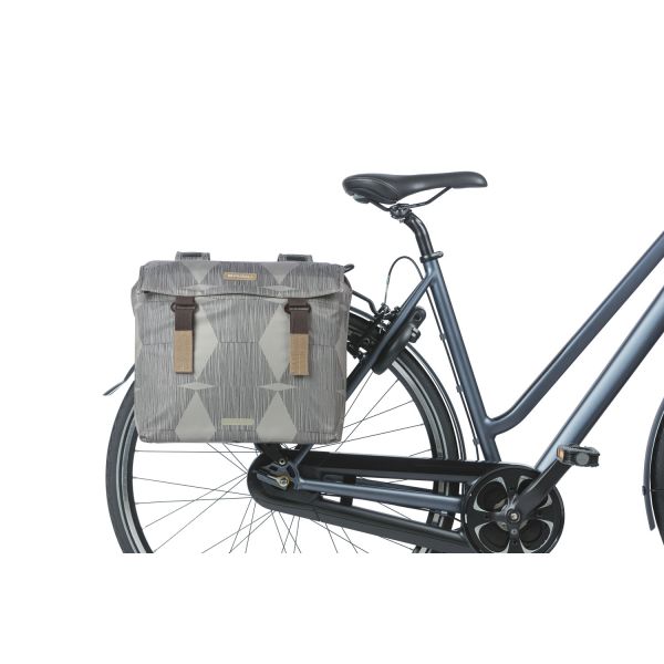 Basil Elegance dubbele fietstas in groen, ruime 40-49 liter, geschikt voor achter- of voordeurfiets, waterdicht en stevig.