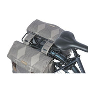 Basil Elegance dubbele fietstas in groen, geschikt voor 40-49 liter, bevestigd aan fietsachterdrager, waterbestendig en stijlvol.