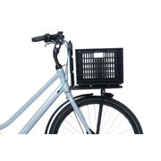 Basil Fietskrat M van gerecycled kunststof, 29,5 liter, geschikt voor fietsaccessoires, in natuurlijke kleur op de afbeelding