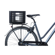 Basil Fietskrat M van 29,5 liter van gerecycled kunststof, geschikt voor fietsaccessoires en bagage.
