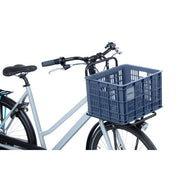 Basil fietskrat M van gerecycled kunststof, 29,5 liter, voor fietsaccessoires en boodschappen, zichtbaar met handvatten en openingen