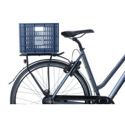 Basil fietskrat van gerecycled kunststof, 29,5 liter, geschikt voor fietsaccessoires en bagage, zwart kleur.