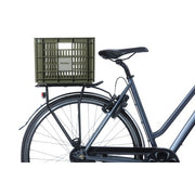 Basil fietskrat M van gerecycled kunststof, 29,5 liter, geschikt voor fietsaccessoires en boodschappen, in natuurlijke kleur.