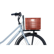 Basil M fietskrat van gerecycled kunststof, 29,5 liter, geschikt voor fietsaccessoires en bagage, zwart kleur.