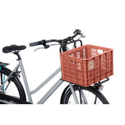 Basil fietskrat M van gerecycled kunststof, 29,5 liter, geschikt voor fietsendragers, in natuurlijke kleur en stevig ontwerp.