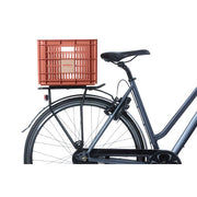 Basil fietskrat M, 29,5 liter, gemaakt van gerecycled kunststof, voor fietsaccessoires en bagage, zwart en stevig.