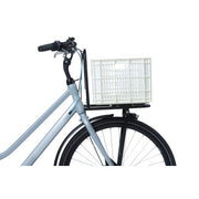 Basil fietskrat van gerecycled kunststof, 29,5 liter, geschikt voor fietsmanden en accessoires, in een natuurlijke setting