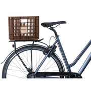 Basil fietskrat M van gerecycled kunststof, 29,5 liter, geschikt voor fietsaccessoires en boodschappen, zwart en stevig.