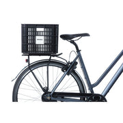 Basil L 40 liter fietskrat van gerecycled kunststof, geschikt voor fietsmanden en bagagedragers, in zwart.