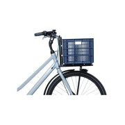Basil L 40 liter fietskrat van gerecycled kunststof met metalen handgrepen, geschikt voor fietsaccessoires en boodschappen.