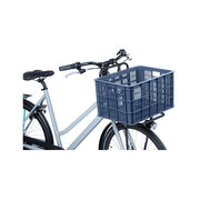 Basil Crate L 40 liter fietskrat van gerecycled kunststof met handvatten, geschikt voor fietsaccessoires en boodschappen.