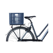 Basil Crate L 40 liter fietsmand van gerecycled kunststof, stevig en ruim voor fietsaccessoires en boodschappen.