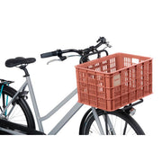 Basil L 40 liter fietskrat van gerecycled kunststof met stevige handgrepen en ventilatieopeningen, geschikt voor fietsdrager.