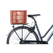 Basil Crate L 40 liter fietskrat van gerecycled kunststof, geschikt voor fietsaccessoires en bagage, zwart kleur, zicht op de inhoud