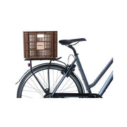 Basil L 40 liter gerecyclede kunststof fietskrat met handvatten en stevige constructie, geschikt voor fietsen en transport.