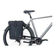 Basil Move dubbele fietstas van 30 liter waterafstotend materiaal, geschikt voor universele fietsbakken en bagagedragers