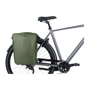 Basil Move dubbele fietstas van 30 liter, waterafstotend en universeel geschikt voor fietsdragers, in zwart met reflectie.