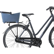 Basil hondenfietsmand achterop met wasbaar kussentje, geschikt voor kleine honden, stevig en comfortabel voor fietsgebruik.